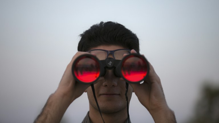 A Beginner's Guide to Choosing Binoculars for Everyday Outings